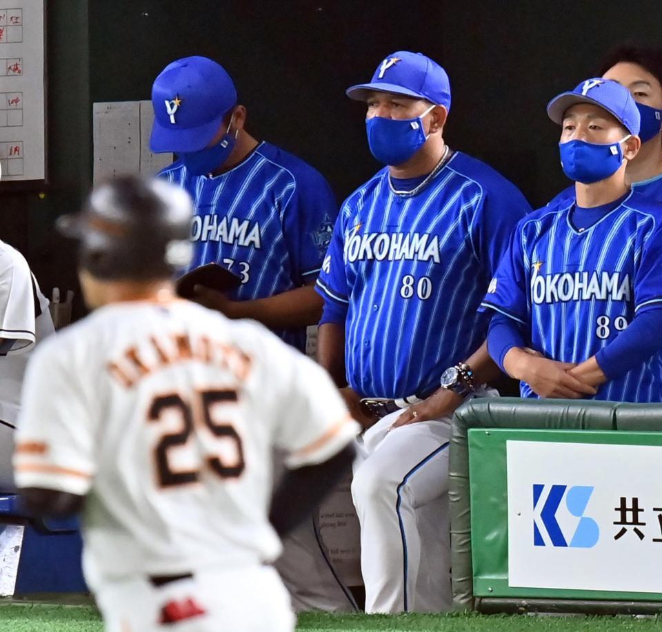 １回、戦況を見守るＤｅＮＡのラミレス監督（中央）＝東京ドーム