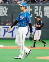 ３回オリックス２死満塁、ジョーンズに押し出し四球を与えた日本ハム・杉浦。右は二走福田＝札幌ドーム