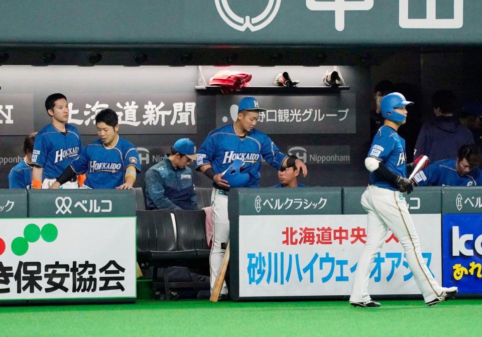 オリックスに敗れ、引き揚げる日本ハムナイン＝札幌ドーム