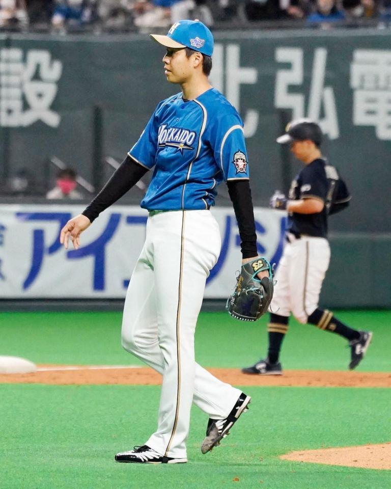 ３回オリックス２死満塁、ジョーンズに押し出し四球を与えた日本ハム・杉浦。右は二走福田＝札幌ドーム