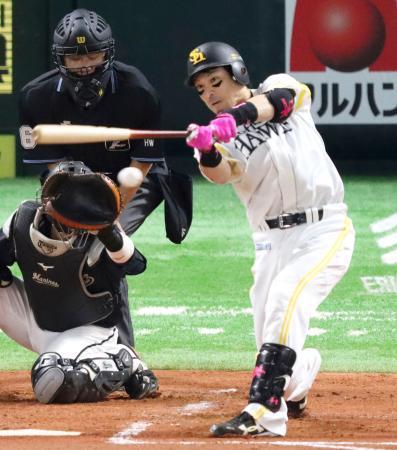 　２回ソフトバンク１死一塁、松田宣が左翼線に先制二塁打を放つ＝ペイペイドーム