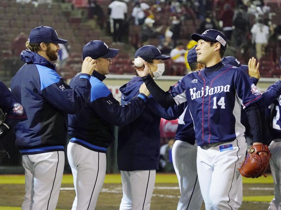　楽天に勝利し、４勝目を挙げたニール（左端）にウイニングボールを渡す西武・増田