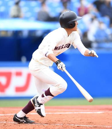 ５回早大２死二塁、、左前に勝ち越し適時打を放つ早大・早川隆久＝神宮球場（撮影・中田匡峻）