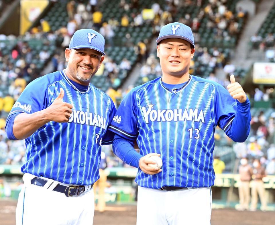 　プロ初勝利を飾り、ラミレス監督（左）から祝福されるＤｅＮＡ・伊勢（撮影・飯室逸平）