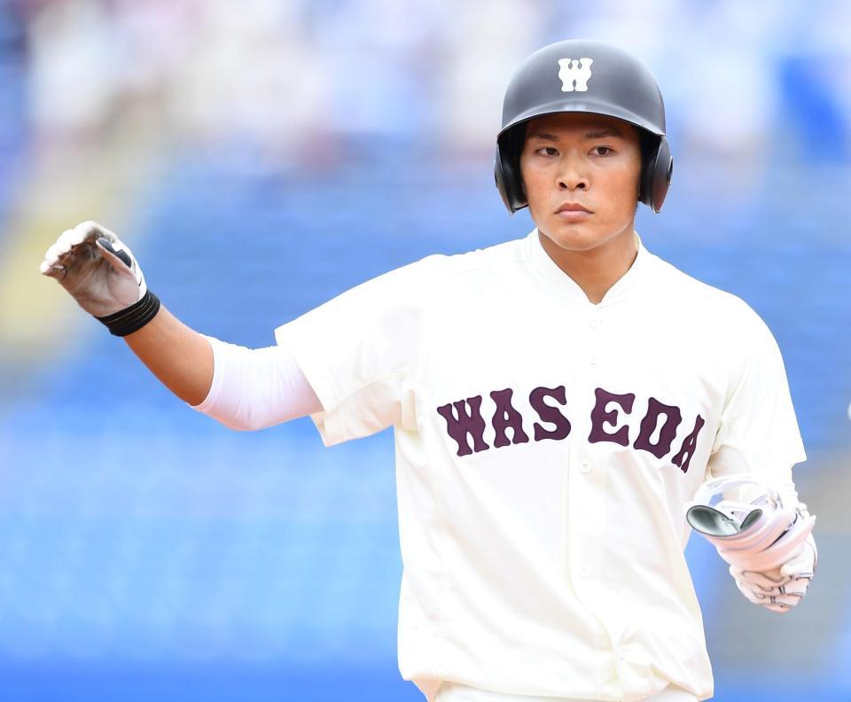 ５回早大２死二塁、、左前に勝ち越し適時打を放つ早大・早川隆久＝神宮球場（撮影・中田匡峻）