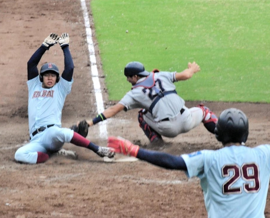 サヨナラのホームに滑り込んだ近大・佐藤