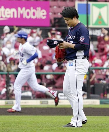 　３回、楽天・小郷（左）に本塁打を浴びた西武・松本（共同）