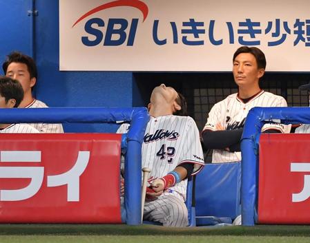 　８回、ピッチャー返しを国吉にに好捕され、ベンチに戻り天を仰ぐ坂口（中央）＝撮影・伊藤笙子