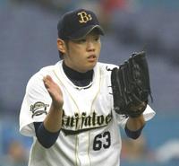 　三ゴロに討ち取り、グラブをたたくオリックス・西勇輝＝２０１１年１０月１３日