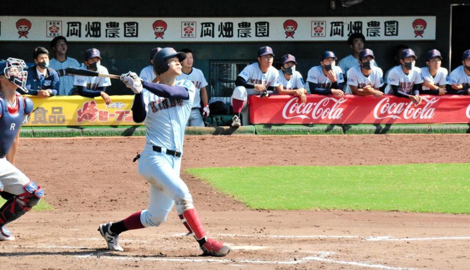 　三回に通算１３号本塁打を放った近大・佐藤