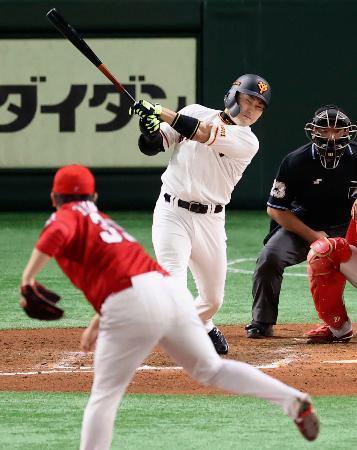 　７回巨人１死一、二塁、丸が左中間に２点二塁打を放つ。投手菊池保＝東京ドーム