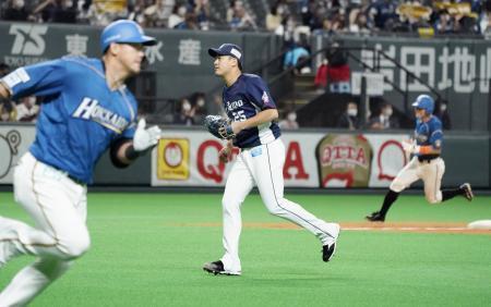 　４回、日本ハム・中田に適時二塁打を許した西武・平井。右は生還する杉谷＝札幌ドーム