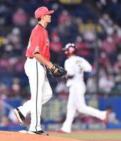 ６回、楽天・浅村（右）に勝ち越しソロを浴びるロッテのチェン＝ＺＯＺＯマリンスタジアム（撮影・西岡正）