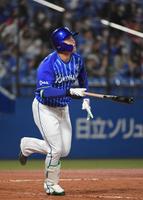 ５回、ソロを放つＤｅＮＡ・佐野＝神宮球場（撮影・伊藤笙子）