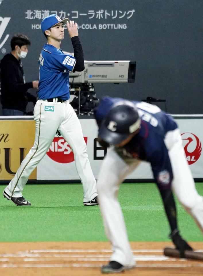 　１回、西武・栗山の先制犠飛で三走源田（手前）の生還を許した日本ハム・上沢