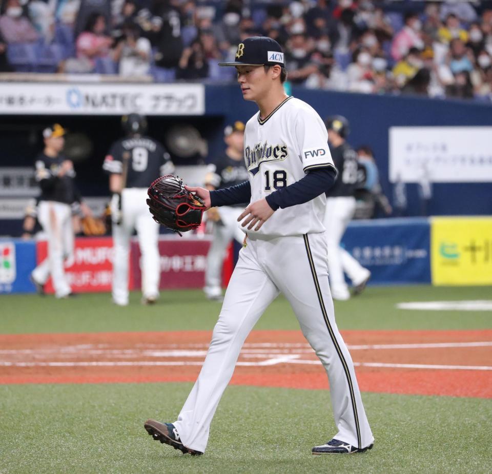 　先制を許した３回を終え、ベンチに戻るオリックス・山本