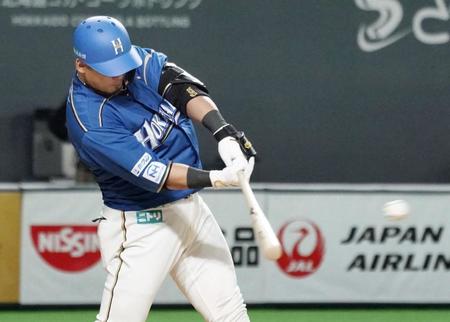 　４回、日本ハム・中田が右中間に適時二塁打を放つ（共同）