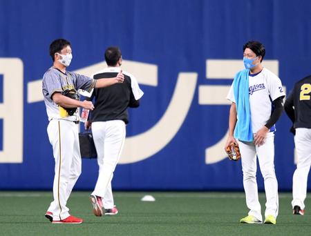 阪神・藤川球児（左）は中日・大野雄大と談笑する＝ナゴヤドーム（撮影・山口登）