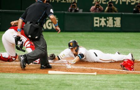 　８回巨人２死二塁、大城の左前打で北村が本塁を突くがタッチアウト＝東京ドーム