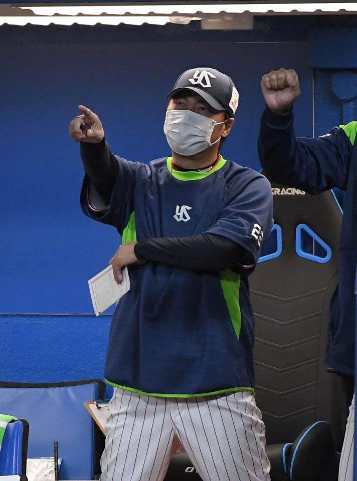 　８回、３ランを放った西浦を指さしてたたえるヤクルト・高津監督