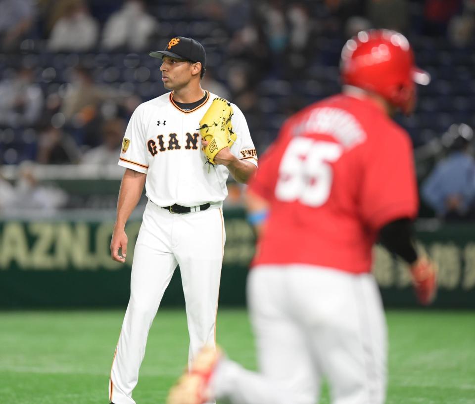 ５回広島２死一塁、広島・松山竜平に同点２ランを浴び、がっくりの巨人・サンチェス＝東京ドーム（撮影・金田祐二）