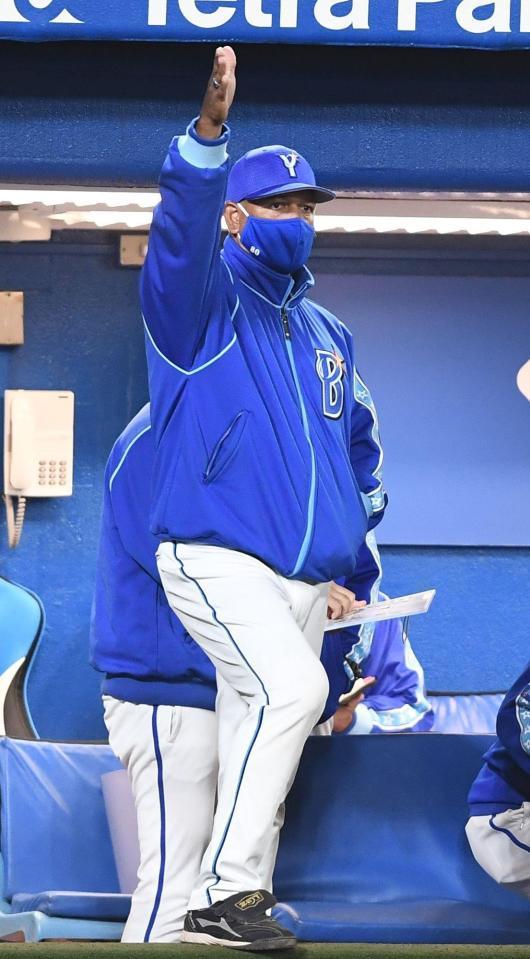 ８回、代打を送るラミレス監督＝神宮球場（撮影・園田高夫）