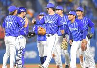 試合に勝利し、笑顔でタッチを交わすＤｅＮＡ　タイラー・オースティン（中央）らＤｅＮＡナイン＝横浜スタジアム（撮影・高石航平）