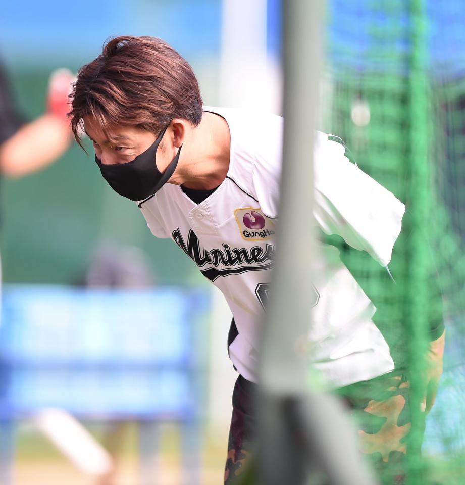 グラウンドにマスク姿で現れ頭を下げるロッテ・鳥谷敬＝ＺＯＺＯマリン（撮影・開出牧）