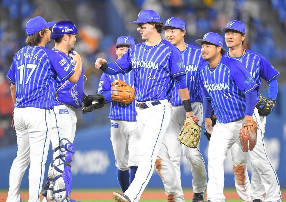 試合に勝利し、笑顔でタッチを交わすＤｅＮＡ　タイラー・オースティン（中央）らＤｅＮＡナイン＝横浜スタジアム（撮影・高石航平）