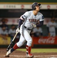 延長11回、リーグ新１４号の３ランを放つ近大・佐藤（撮影・坂部計介）