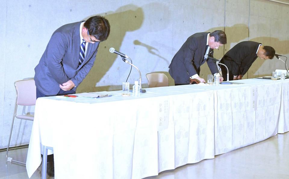 　会見を終え再び頭を下げる（左から）伊藤栄治野球部部長、山田清志学長、内山秀一教学部長（撮影・高石航平）