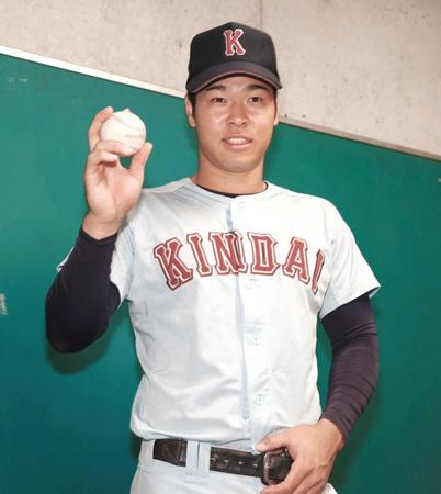 　新記録のホームランボールを手に笑顔を見せる近大・佐藤