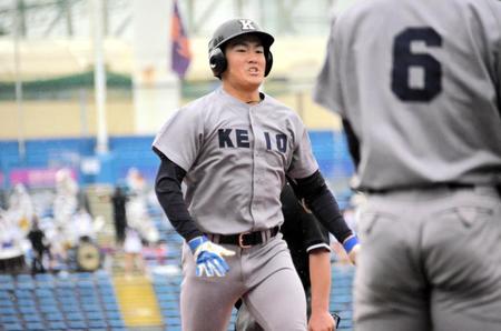 リーグ史上初となる初打席での満塁本塁打を放った慶大・長谷川