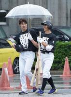 　室内練習場を後にする藤岡（左）と荻野（撮影・中田匡峻）