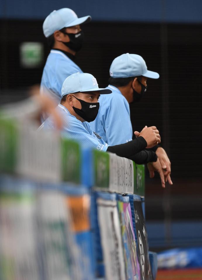 　有原を攻略できずベンチで悔しさをにじませる井口監督（手前）＝撮影・開出牧