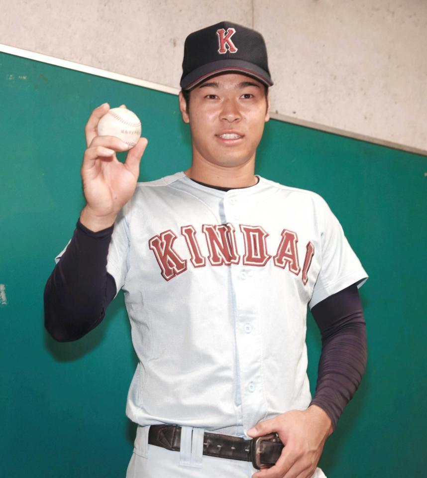 　新記録のホームランボールを手に笑顔を見せる近大・佐藤