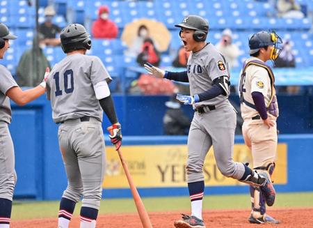 　５回、左越えに満塁本塁打を放ち雄たけびをあげる慶大の長谷川（撮影・北田美和子）