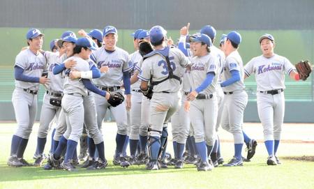優勝の喜びを分かち合う関西国際大ナイン（撮影・永井優花）