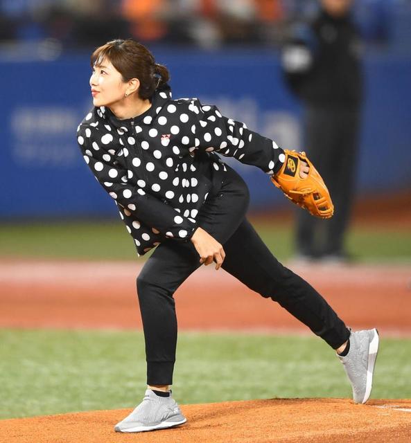 潮田玲子が始球式　ノーバン投球に笑顔「自分の試合の時を思い出しました」