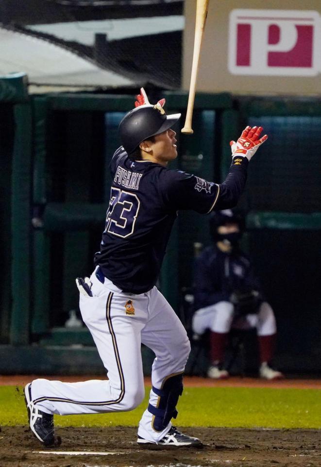 ９回オリックス無死、伏見が左中間に同点ソロを放つ＝楽天生命パーク