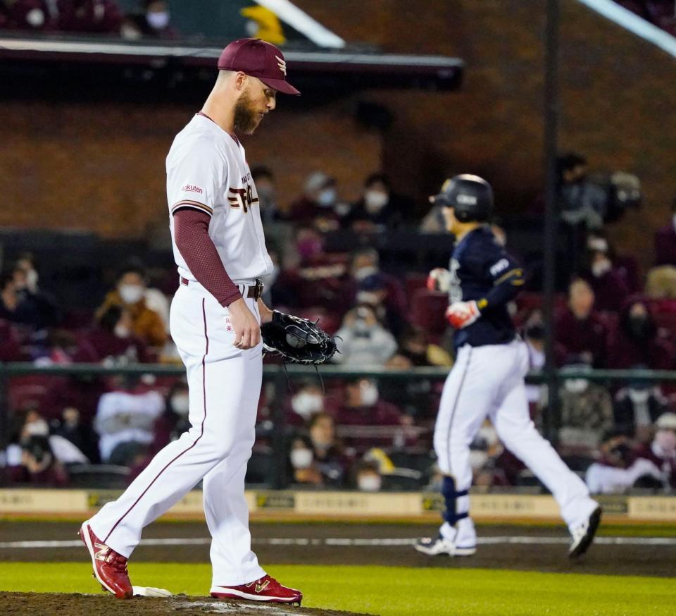 　９回、伏見（右）に同点ソロを浴びたブセニッツ