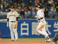 　６回、逆転２ランを放った村上（右）。左は岡本（撮影・中田匡峻）