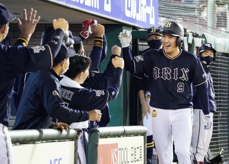 　９回、勝ち越しソロを放ち、笑顔でナインに迎えられる大城