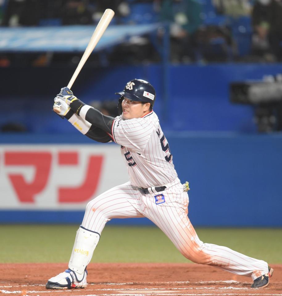 　６回、左越えに逆転２ランを放つ村上（撮影・金田祐二）