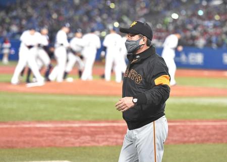 　ヤクルトに敗れ、球場を後にする原監督