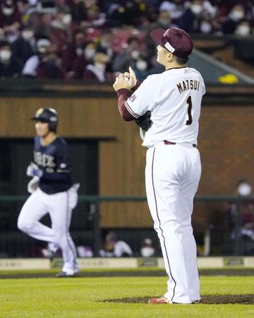 　９回、大城（左）に勝ち越しソロを浴びた松井
