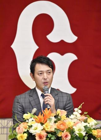 　現役引退の記者会見をする巨人の岩隈久志投手＝２３日、東京ドーム