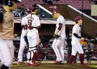 　１回、近藤（手前）への四球で無死満塁のピンチを招いた福井（右から２人目）のもとに集まる楽天ナイン