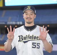 　「３安打４打点」と大暴れのＴ-岡田は、ヒーローインタビュー後両手でポーズを決める（撮影・高部洋祐）