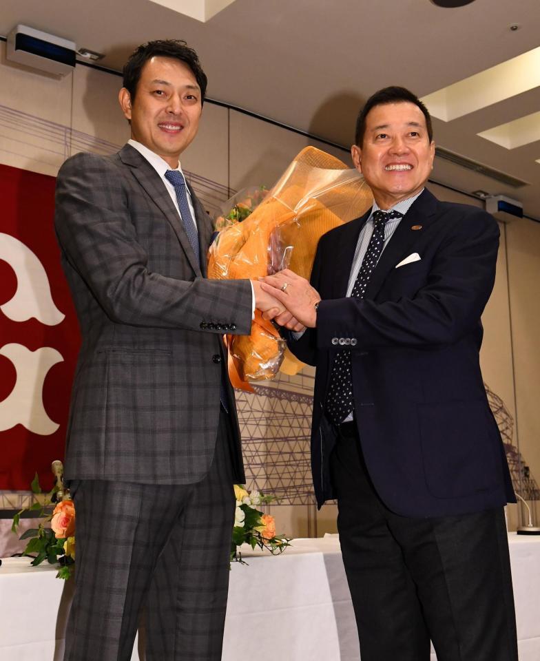 引退会見を行った巨人・岩隈（左）は原監督と笑顔で写真に納まる（撮影・中田匡峻）